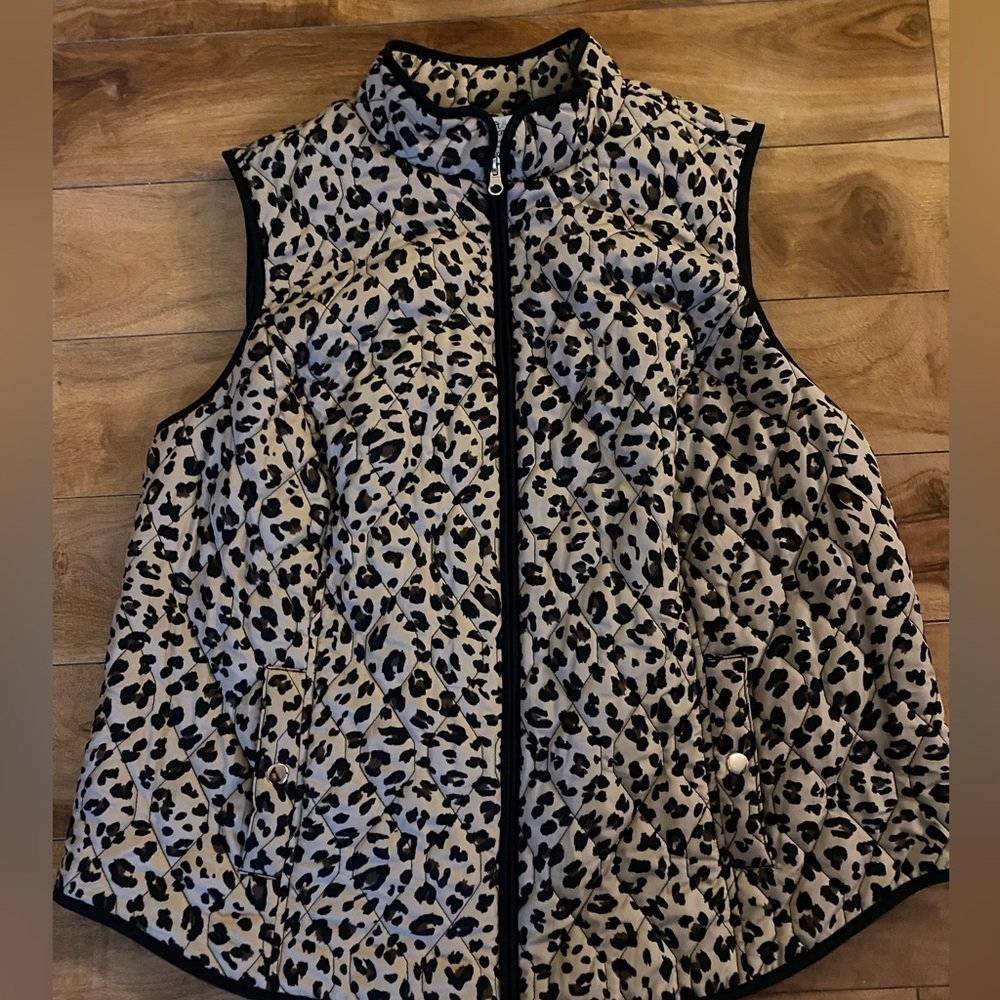 Croft and Borrow Women’s Light weight plus size leopard print quilted vest